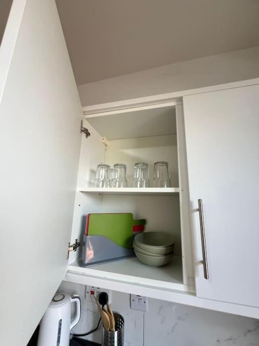 2 Bedroom Apartment Near Station Лондон Экстерьер фото