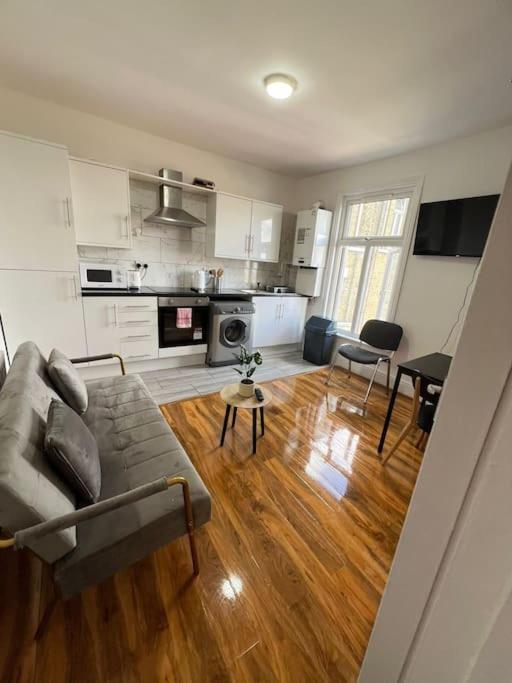 2 Bedroom Apartment Near Station Лондон Экстерьер фото