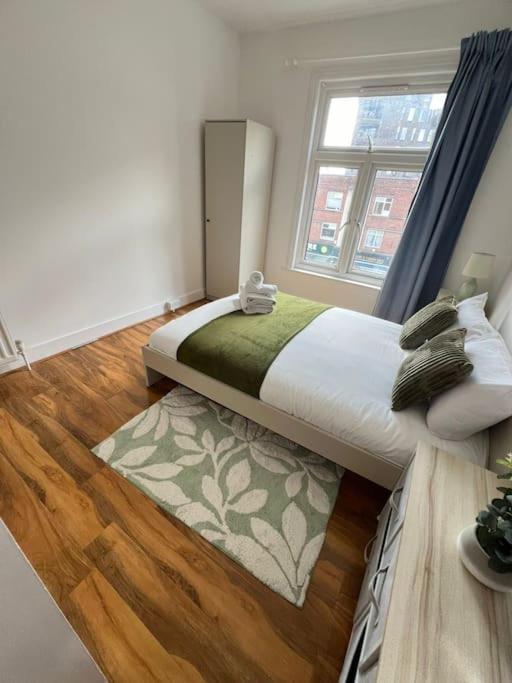 2 Bedroom Apartment Near Station Лондон Экстерьер фото