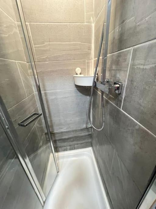 2 Bedroom Apartment Near Station Лондон Экстерьер фото