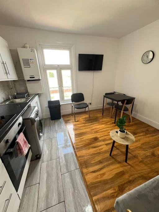 2 Bedroom Apartment Near Station Лондон Экстерьер фото