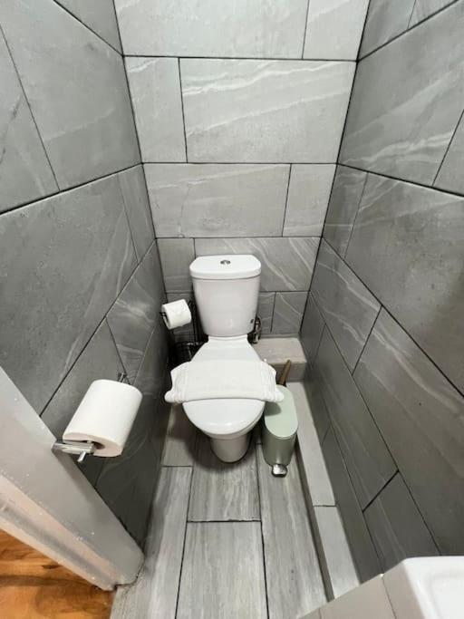 2 Bedroom Apartment Near Station Лондон Экстерьер фото