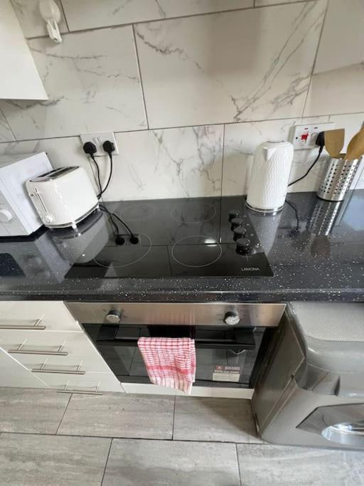 2 Bedroom Apartment Near Station Лондон Экстерьер фото