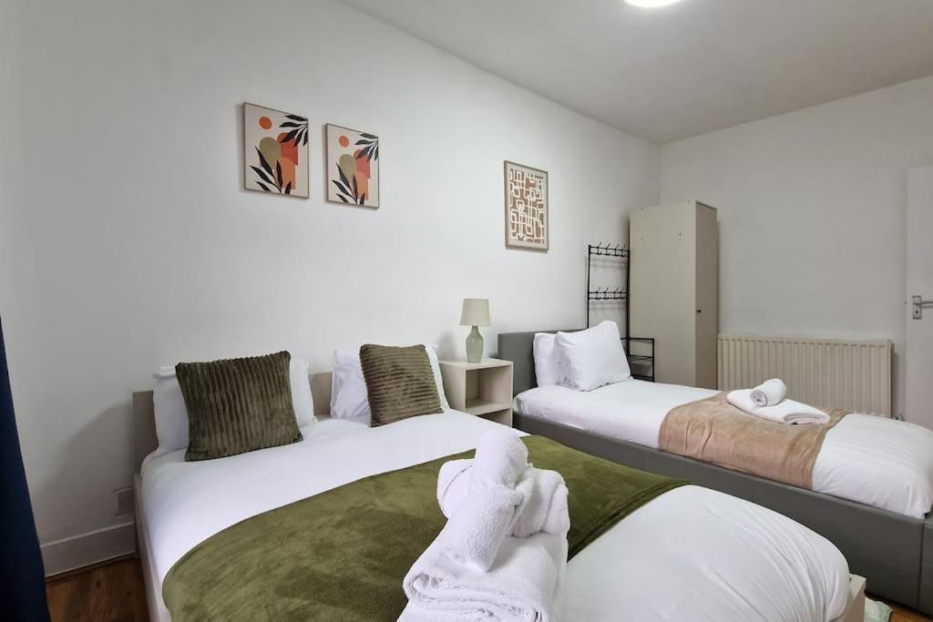 2 Bedroom Apartment Near Station Лондон Экстерьер фото
