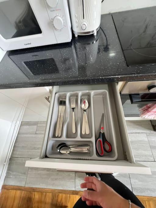 2 Bedroom Apartment Near Station Лондон Экстерьер фото