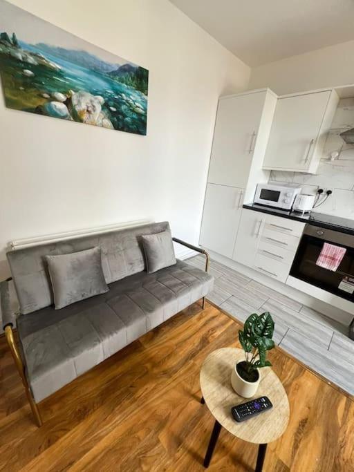 2 Bedroom Apartment Near Station Лондон Экстерьер фото